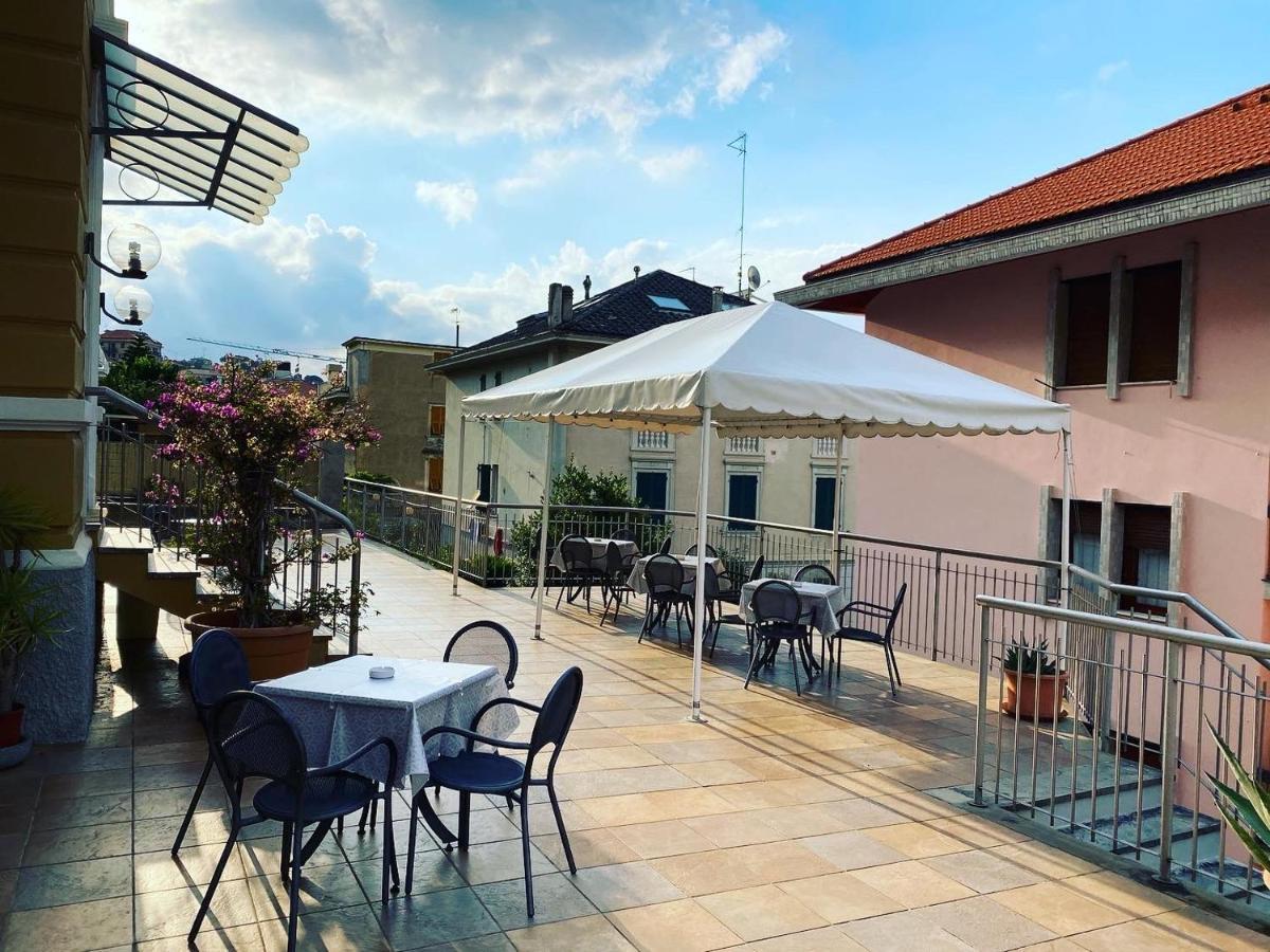 Hotel Ines Вараце Екстериор снимка